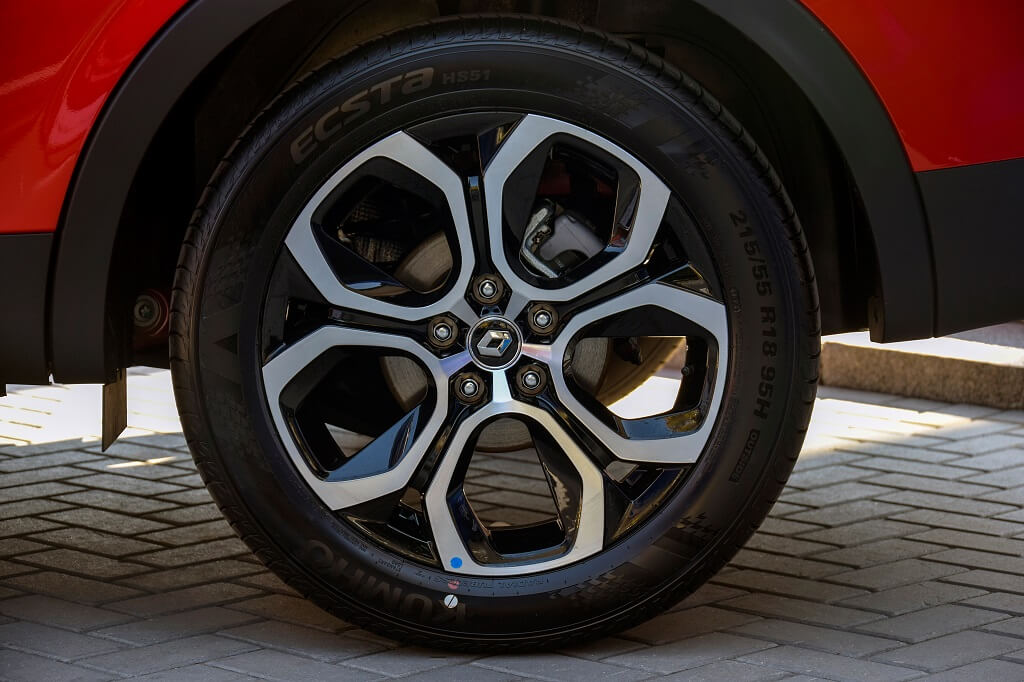 Auto točak sa novom gumom na vozilu parkiranom na pločniku