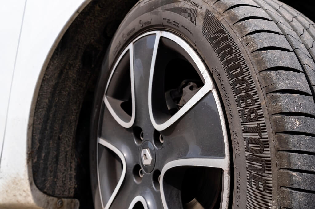 Bočna strana gume sa vidljivim oznakama i natpisom proizvođača